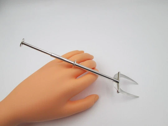 Pinza tenedor mecánico para servicio de pan en plata de ley. España. 1960