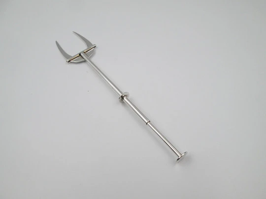 Pinza tenedor mecánico para servicio de pan en plata de ley. España. 1960