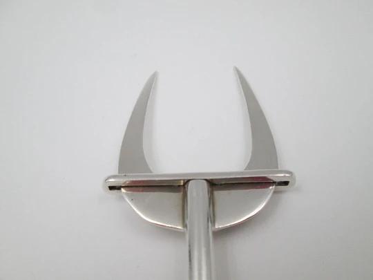 Pinza tenedor mecánico para servicio de pan en plata de ley. España. 1960