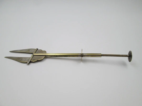 Pinza tenedor mecánico para servicio de pan. Metal plateado. Cincelados geométricos. 1960