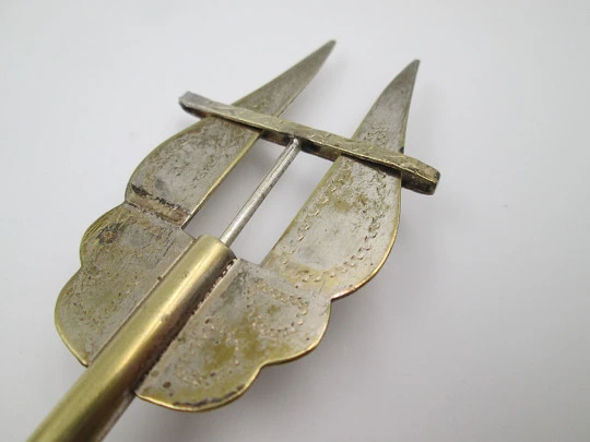 Pinza tenedor mecánico para servicio de pan. Metal plateado. Cincelados geométricos. 1960
