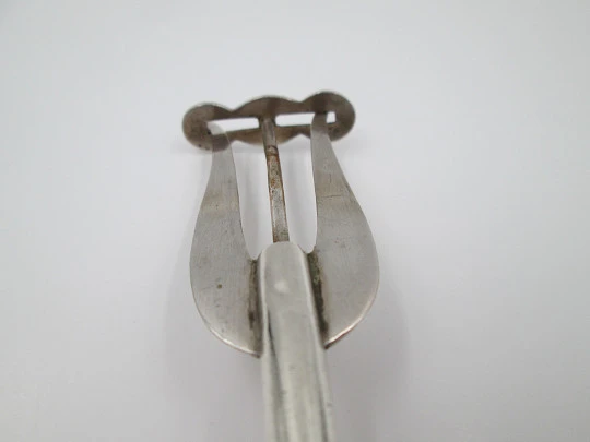 Pinza tenedor mecánico para servicio de pan. Plata de ley 925. España. 1950