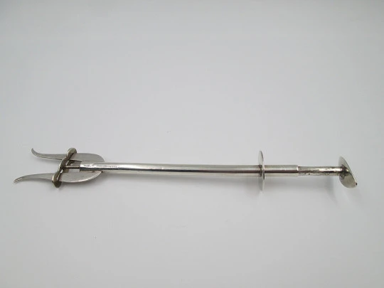 Pinza tenedor mecánico para servicio de pan. Plata de ley 925. España. 1950