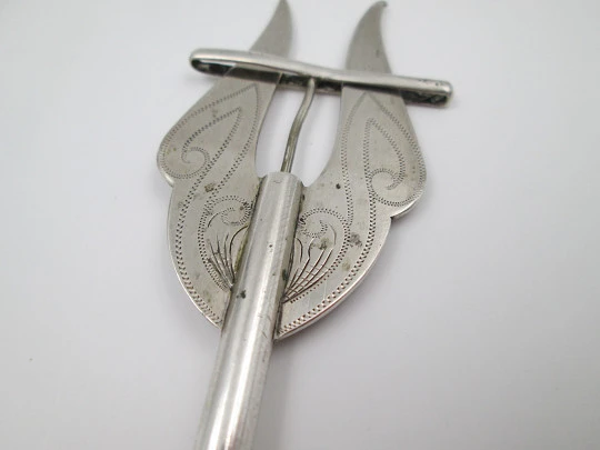 Pinza tenedor mecánico para servicio de pan. Plata de ley. Cincelados vegetales. 1960