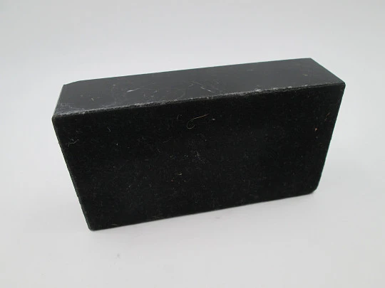 Pisapapeles plata ley 925. Base mármol negro. Motivo rama y granada. Piedras rojas. 1980