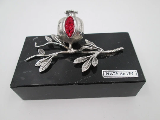 Pisapapeles plata ley 925. Base mármol negro. Motivo rama y granada. Piedras rojas. 1980