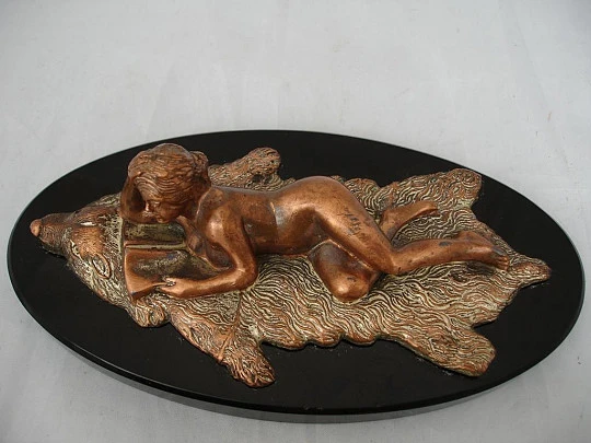 Pisapapeles. Escultura bronce. Mujer sobre piel oso. Años 70