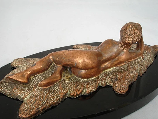 Pisapapeles. Escultura bronce. Mujer sobre piel oso. Años 70