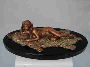 Pisapapeles. Escultura bronce. Mujer sobre piel oso. Años 70
