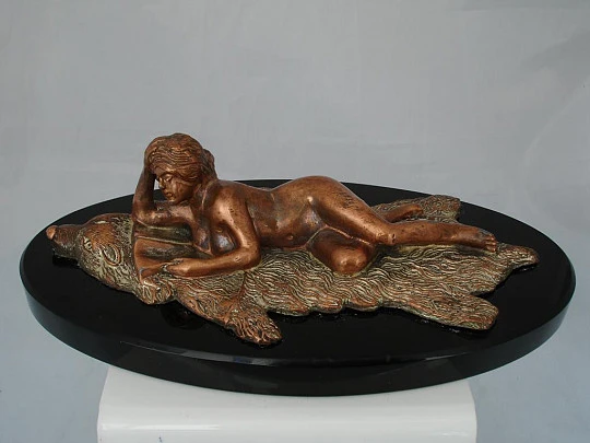 Pisapapeles. Escultura bronce. Mujer sobre piel oso. Años 70