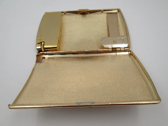 Pitillera con encendedor de gasolina. Metal dorado. Frontal textura granulada. Caja. 1960