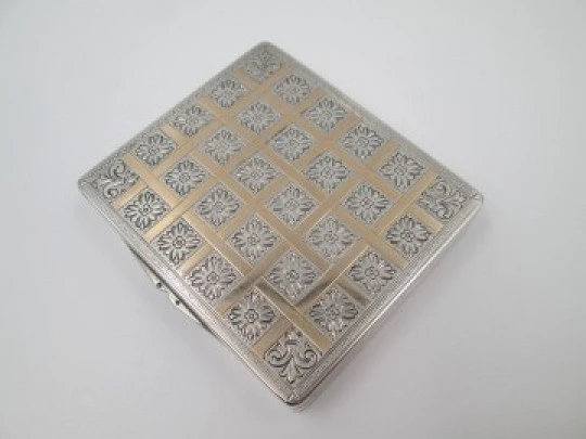Pitillera plata ley 925 y laminados oro. España. Años 40. Motivos flores