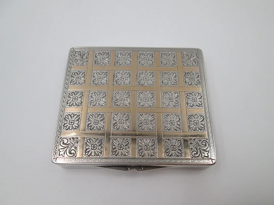 Pitillera plata ley 925 y laminados oro. España. Años 40. Motivos flores