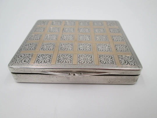 Pitillera plata ley 925 y laminados oro. España. Años 40. Motivos flores