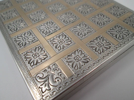 Pitillera plata ley 925 y laminados oro. España. Años 40. Motivos flores