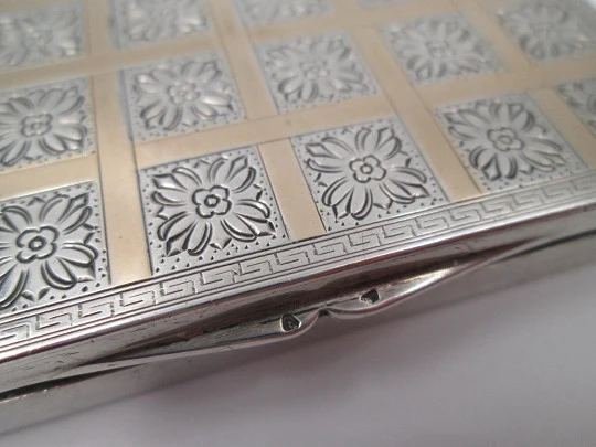 Pitillera plata ley 925 y laminados oro. España. Años 40. Motivos flores