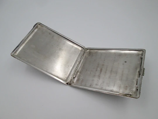 Pitillera rectangular caballero. Plata de ley. Cierre zafiros. Diseño acanalado. 1950