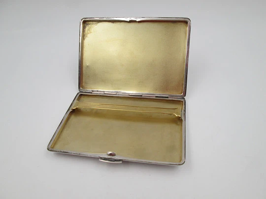 Pitillera rectangular caballero. Plata y vermeil. Cerco vegetal y patrón cuadrados. 1940