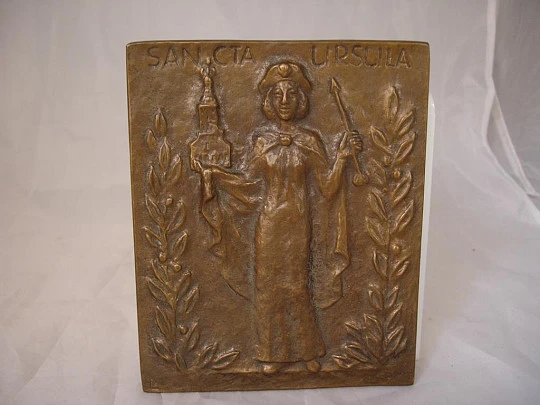 Placa bronce. Santa Úrsula. Argolla. Años 70. Alto relieve