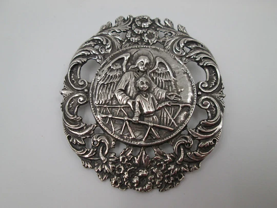 Placa colgante Ángel de la guarda. Plata de ley. Cerco vegetal calado. España. 1970