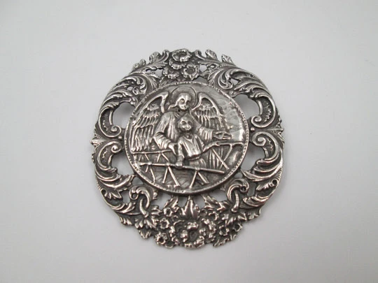 Placa colgante Ángel de la guarda. Plata de ley. Cerco vegetal calado. España. 1970