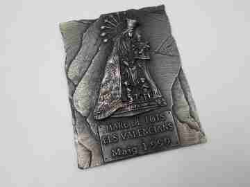 Placa religiosa cuadrada Virgen de los Desamparados. Metal plateado. Relieve. 1999