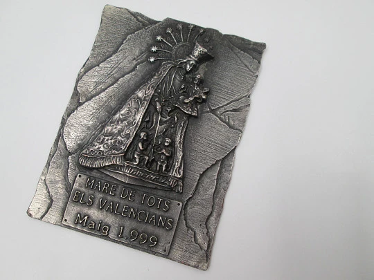 Placa religiosa cuadrada Virgen de los Desamparados. Metal plateado. Relieve. 1999