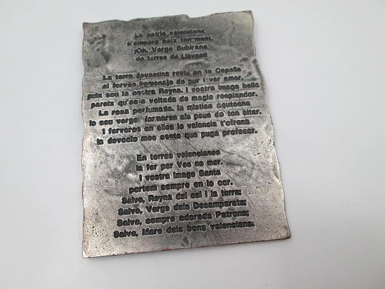 Placa religiosa cuadrada Virgen de los Desamparados. Metal plateado. Relieve. 1999