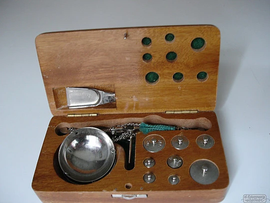 Pocket jeweller balance scale. 1970's. Weights, teaspoon and box