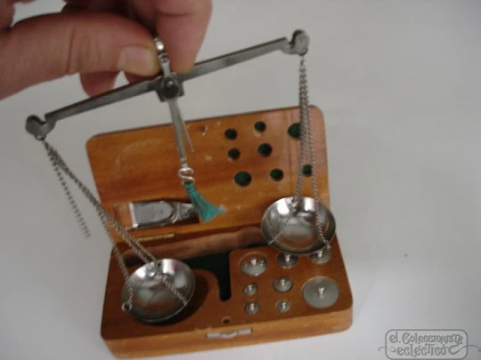 Pocket jeweller balance scale. 1970's. Weights, teaspoon and box