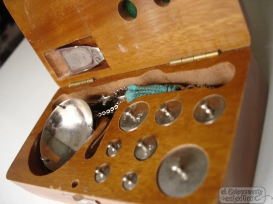 Pocket jeweller balance scale. 1970's. Weights, teaspoon and box