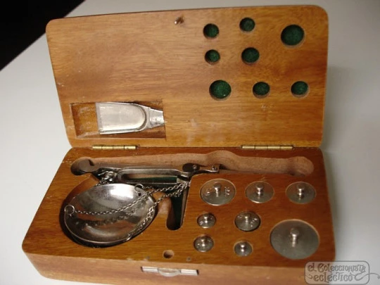 Pocket jeweller balance scale. 1970's. Weights, teaspoon and box