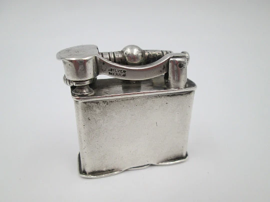 Pocket petrol lighter. Hammer type. Sterling silver. Square shape. Mexico. 1940's