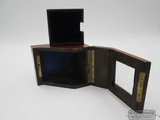 Pocket watch exhibition table box. Wood, bronze and beveled glass. 1910'a