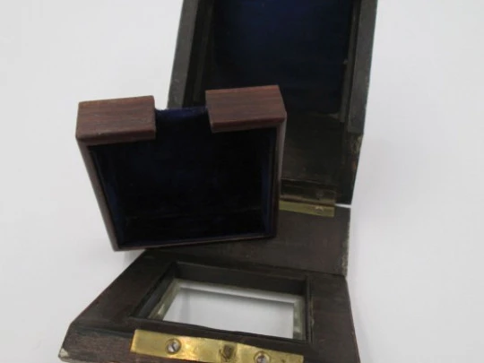 Pocket watch exhibition table box. Wood, bronze and beveled glass. 1910'a
