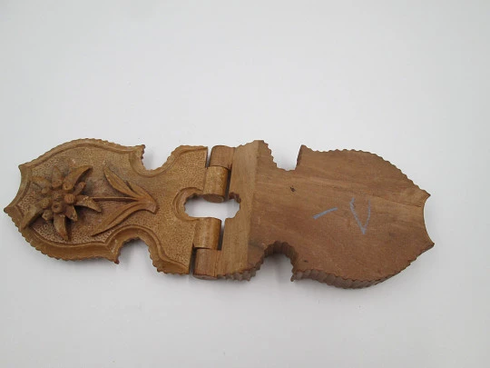 Pocket watch exhibition travel wood box. Articulated lid. Relief floral motif. Europe