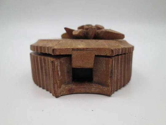 Pocket watch exhibition travel wood box. Articulated lid. Relief floral motif. Europe