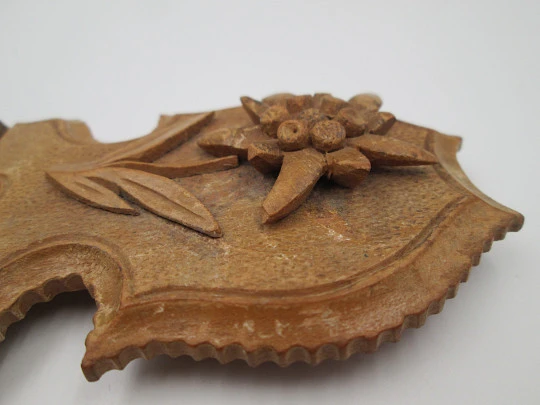 Pocket watch exhibition travel wood box. Articulated lid. Relief floral motif. Europe