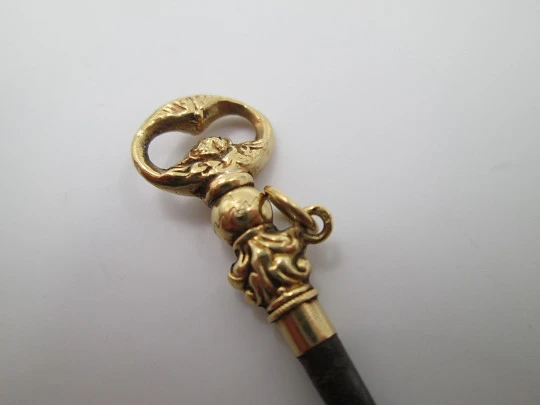 Pocket watch key. 18 karat yellow gold. Flowers and leaves. 1880's. Europe