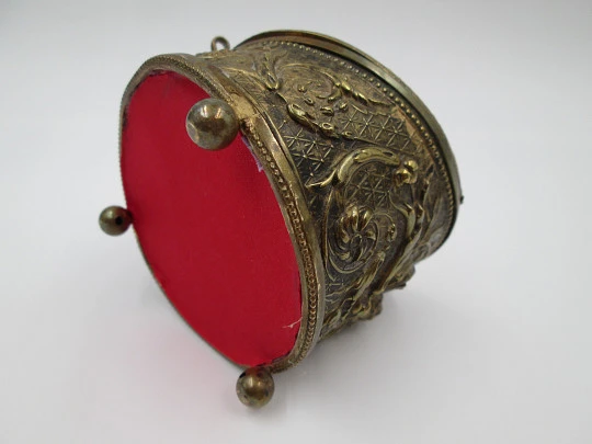 Pocket watch ornate exhibition table box. Gold plated metal. 1900's. Relief