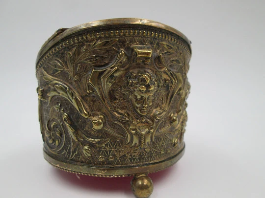Pocket watch ornate exhibition table box. Gold plated metal. 1900's. Relief