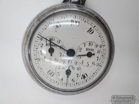 Podómetro francés de bolsillo. Metal plateado. 1930. Cien mil pasos