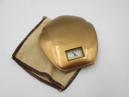 Polvera art decó con reloj. Illinois Watch Case Co. Weldwood. Metal dorado. EEUU. 1930