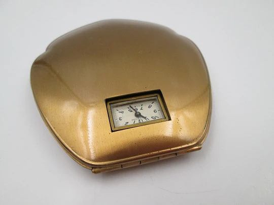 Polvera art decó con reloj. Illinois Watch Case Co. Weldwood. Metal dorado. EEUU. 1930