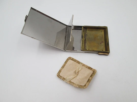 Polvera art decó Pierrette para mujer. Metal plateado y esmalte de colores. Europa. 1920 Polvera art decó Pierrette para mujer. Metal plateado y esmalte de colores. Europa. 1920