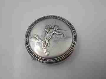 Polvera circular con espejo. Metal plateado. Fleurs d'Amour. Roger et Gallet París. 1902