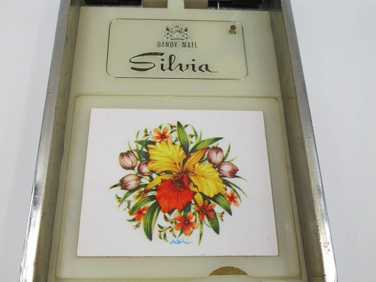 Polvera musical Silvia Dandy Mate. Cuerda. Motivos florales 1970