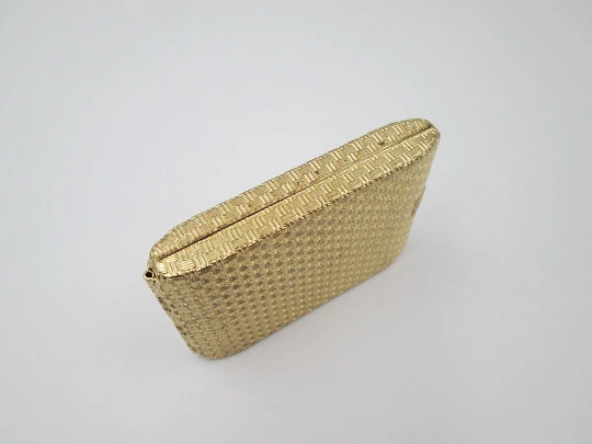 Polvera para mujer. Metal dorado con trama decorativa. Cierre gemas blancas. 1950