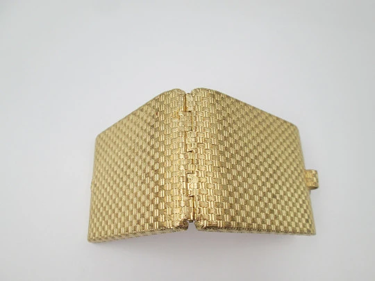 Polvera para mujer. Metal dorado con trama decorativa. Cierre gemas blancas. 1950