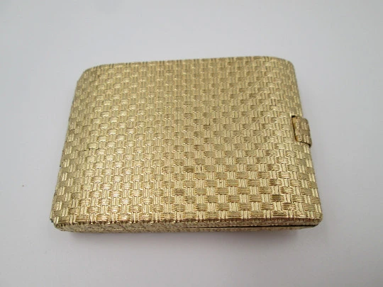 Polvera para mujer. Metal dorado con trama decorativa. Cierre gemas blancas. 1950